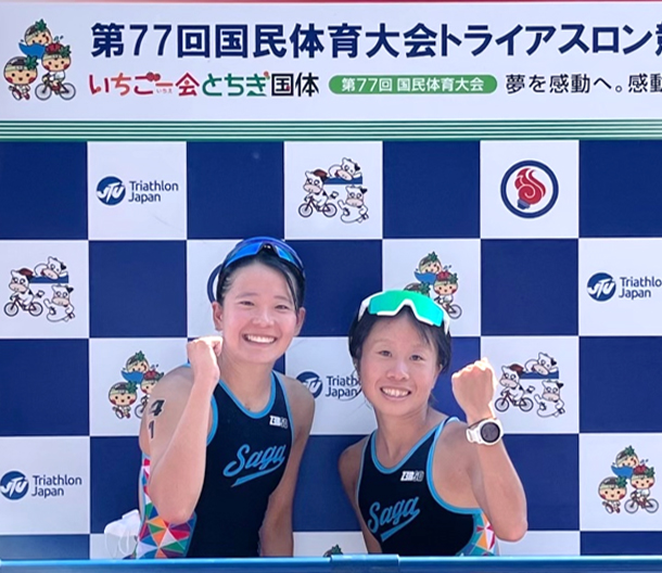 トライアスロン成年女子 佐賀県代表の松本文佳 選手(写真右) 、6位入賞の池野みのり選手(左)